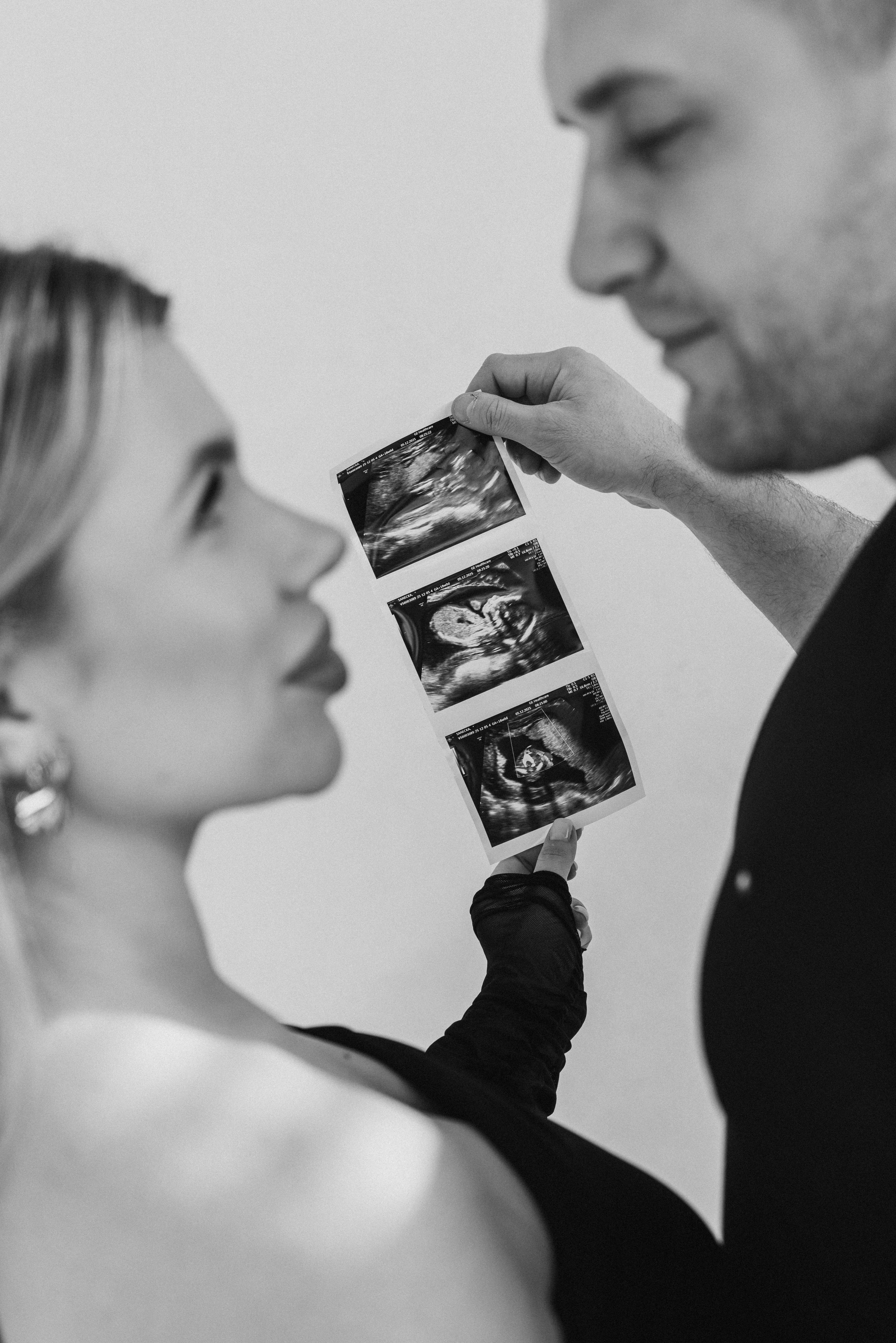 Przyszła mama podczas sesji ciążowej